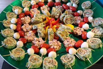 Lachsröllchen, Canapes und Tomate-Mozzarella-Sticks
